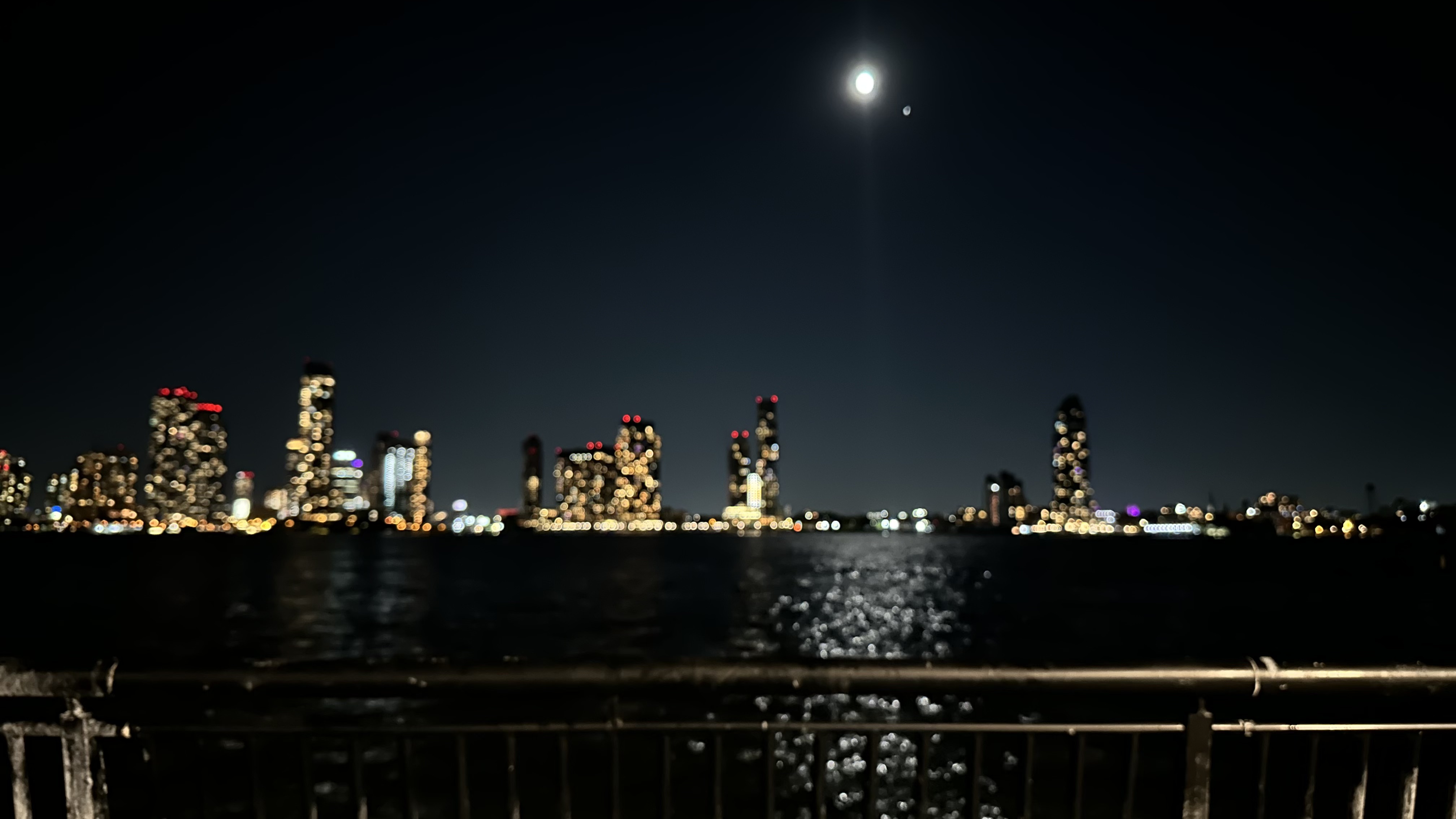 a photo of the east river at night